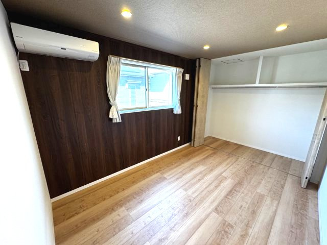 落ち着いたシックな色合いの主寝室です♪クローゼットも大きく収納たっぷりです♪