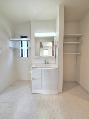 洗面脱衣所は3帖と広々！収納棚もついており便利です！