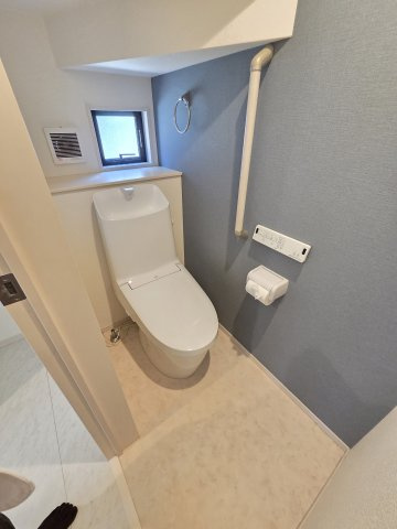トイレは温水洗浄機能付きです！節水タイプなので家計に優しいトイレです！