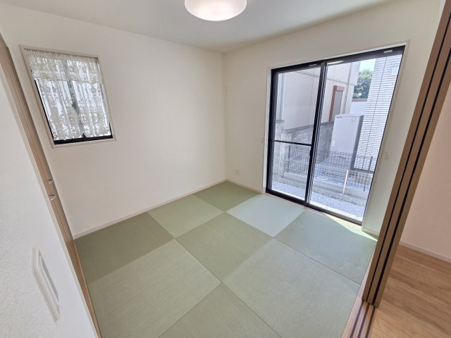 リビング横の和室です。居室、お子様のプレイルーム、客間など様々な使い方ができますね！