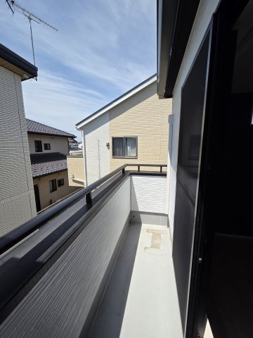 2階8帖の洋室側のバルコニーです