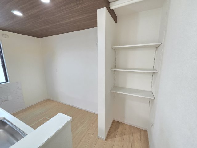 キッチンには収納棚付き♪