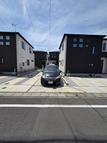 駐車は建物北側に縦列2台可能です！