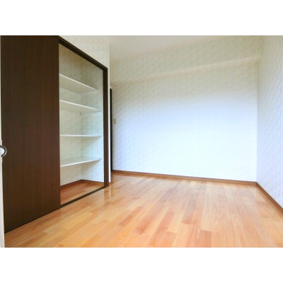 玄関と洋室の両方から使える収納付きで、帰宅後の荷物整理にも便利な設計！