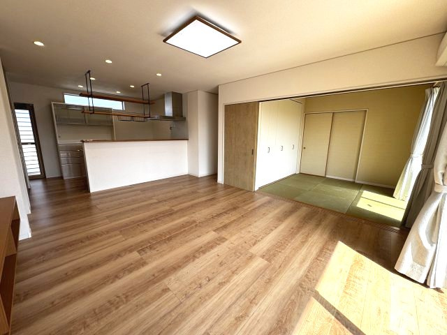 南面リビング併設の和室。来客やお子さんのお昼寝スペースにも♪