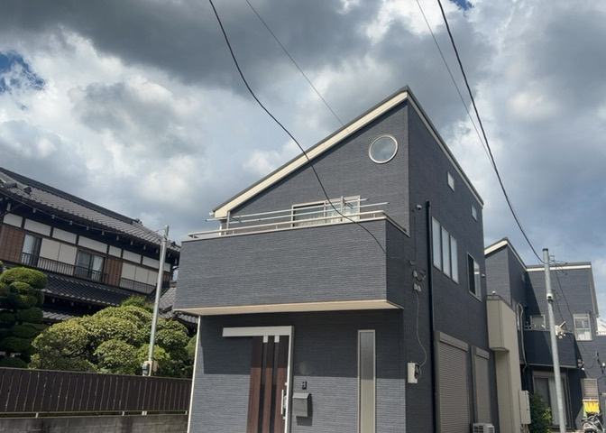 バルコニーは、室外の専用スペースのうち、「屋根がなく開放された空間」であるものを指します。ベランダより広いタイプのものが多く、日当たりもよいため家庭菜園などを楽しみたい人にとって適した環境となります。