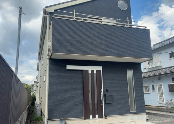 木造住宅とは土台、壁、柱など建築物の強度を支える構造体の材に木が使用されている構造を指します。構造体は建物の自重を支えるだけではなく風圧や水圧、積裁荷重などあらゆる衝撃に耐えるための基礎です。