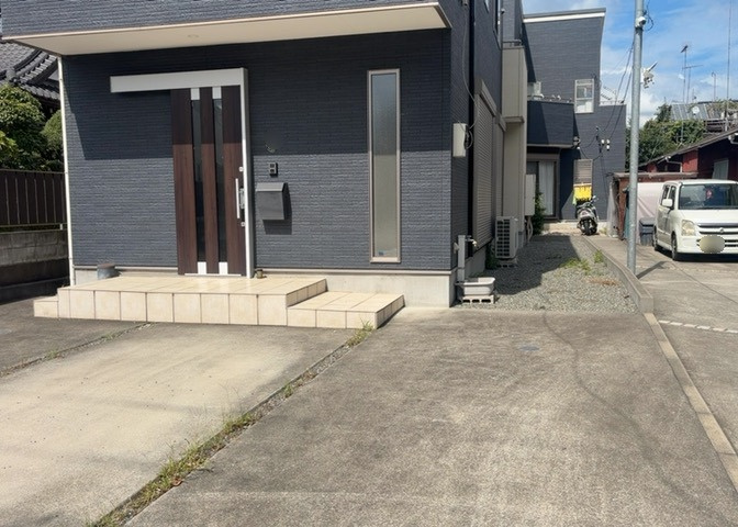 建物の基礎工事の方法は、主流となっているベタ基礎（防湿基礎）と布基礎の2種類に分類され、床下の通気性や耐久性などに違いがあります。建物の基礎部分の構造や付帯設備など詳細については現地でご確認ください。