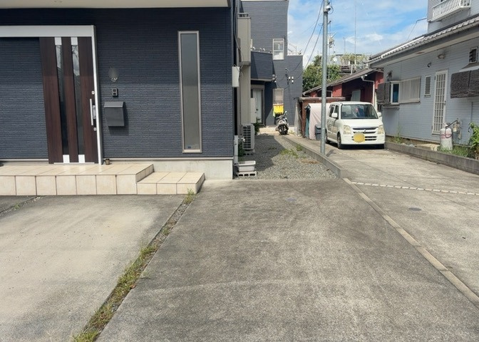 敷地内に散水栓や立水栓があると便利です。水道水を直接利用できるため、水を運ぶ手間を省くことが出来ます。大量の水を必要とする洗車作業や清掃などに役立ちます。その他設備とあわせて、現地でご確認ください。