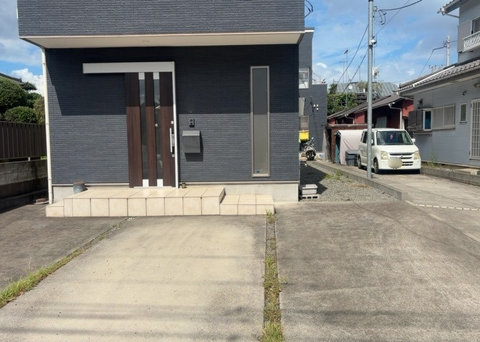 床下換気口は、床下に湿気がこもることを防ぎ、効果的に換気を行うために設置されています。床下換気口が設置されていない建物は、基礎パッキング工法などにより換気を行なっています。詳細は現地でご確認ください。