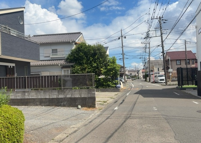 南側道路の場合は長い時間光を入れ込むことができるため、庭やリビングを道路側に持ってくることが多く土地価格も高い傾向にあります。一方北側道路だとリビングや庭が南側になりプライバシーを守ることができます。