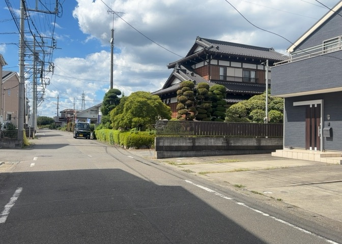 東側道路の場合は居室を南向きに設計しやすいため、朝日が入りやすいというメリットがあります。一方、西側道路も東側同様に居室を南向きに設計しやすいのですが、住宅地だと朝日が入りにくいという弱点があります。