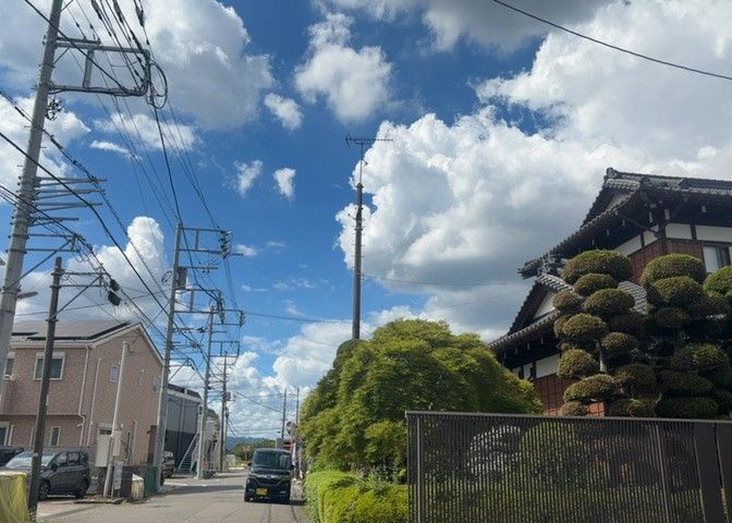 土地の地勢が高台の場合、景色を綺麗にみることができ、景色にこだわってお家探ししている方におすすめです！また平坦地よりも風通しがいいというメリットがあります。デメリットもあるので是非現地でご確認下さい。