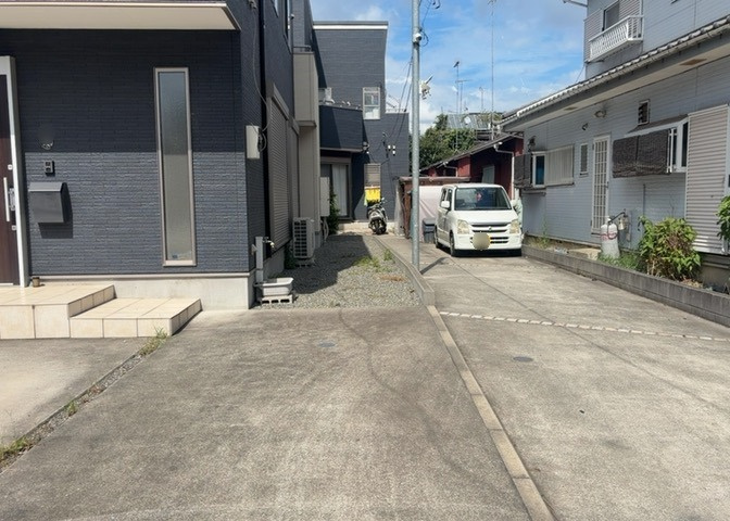 庭のある家に住むことのメリットとして、子どもたちの遊び場を確保できること、ガーデニングや家庭菜園を楽しめること、明るさを確保できることがあります。また、配置を工夫することでプライバシーが確保できます。