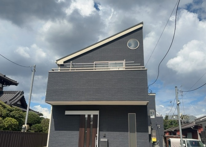 バルコニーは、建物内から室外へ楽に出入りできる便利なスペースです。また、バルコニーには手すりを付けることが義務付けられており、手すりの高さは110cm以上で施工することが建築基準法で定められています。