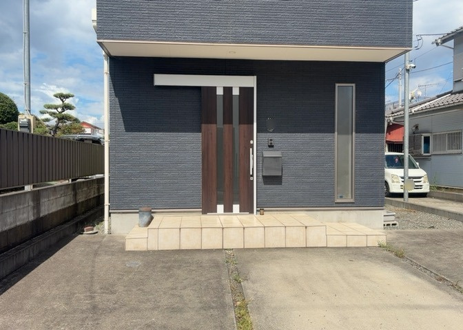 玄関は家の顔と言っても過言ではありません。現地を見学する際は玄関の広さや全体のバランスなどを見てみるといいでしょう。一般的なアプローチのしやすさだけではなく、お年寄りにも優しい設計のものだと安心です。