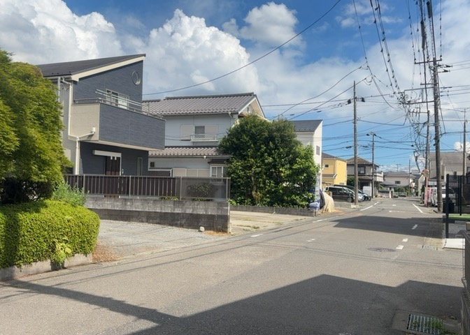 住宅用の土地では前面道路に2m以上接していなければならないと法律で定められています。しかし、お持ちの車のサイズやライフスタイルなどにより、2mでは利便が悪い場合もございますので、事前に確認しましょう。