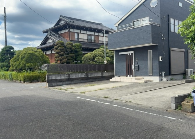 道幅が広い場所は日当たりや風通が良好です。幅が広いのですれ違いも可能ですし大きな車でも駐車可能！一方で、大型車が通ることも多くなるため交通量の増加により騒音に繋がります。また土地の値段が高くなります。