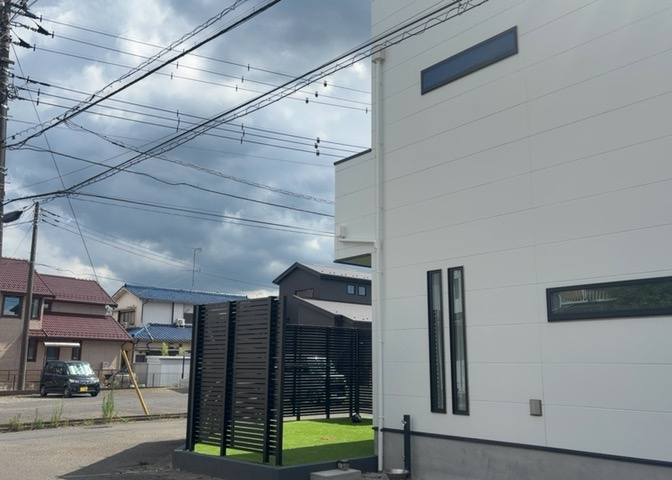 眺望を気にして物件を探す場合、前面に建物が建っていないか現地で確認しましょう！前面に建物があると景色はもちろん、日当たりや風通しにも影響が出てきます。住んだ時のことを想像しながら現地見学をしましょう。