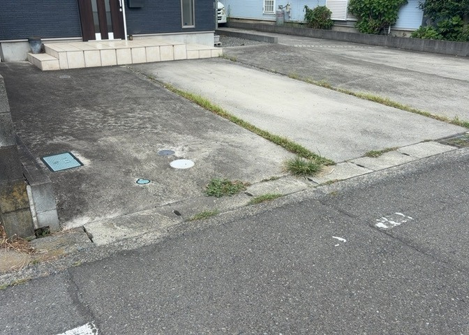 駐車場と明記されていても、最小スペースでつくられた駐車場だと大型車は駐車できなかったり、出入りしにくくなったりする可能性があります。お車のサイズと購入したい物件の駐車場のサイズを現地で確認しましょう。