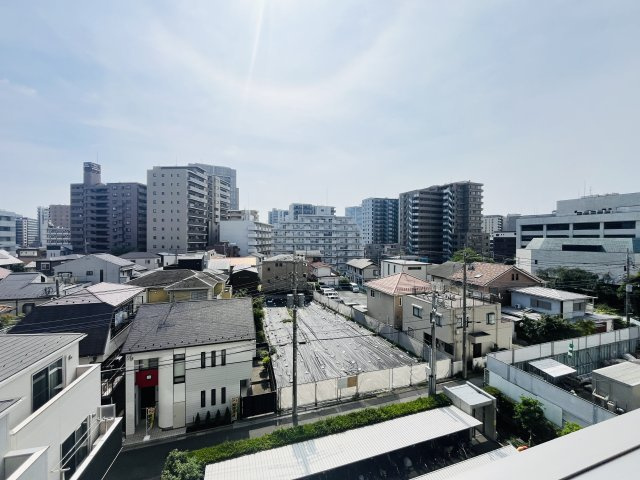 バルコニーからの眺望。5階部分でも空の広さを感じられます。