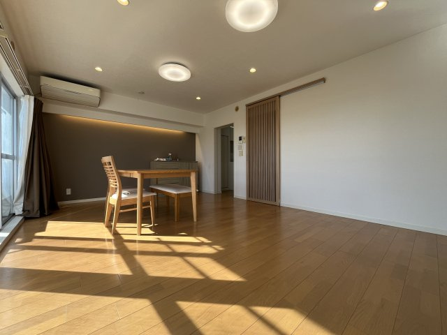 リビングからは海や緑を遠望。眺望の良いお部屋です。