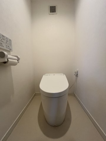 トイレはお掃除等も楽でスタイリッシュなタンクレストイレを採用