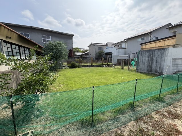 敷地の奥側を撮影した現地写真です。土地面積は262.56？（約79.42坪）あります。周辺は住宅が建ち並ぶ落ち着いた環境で、利便性だけでなく、穏やかな住環境を重視される方にもおすすめです。