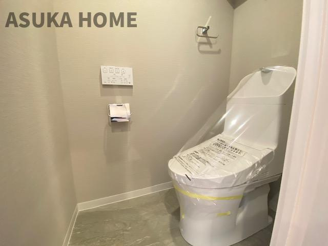 新規交換済！温水洗浄便座のトイレ設備です。トイレ内にはあると便利なタオルかけも完備。