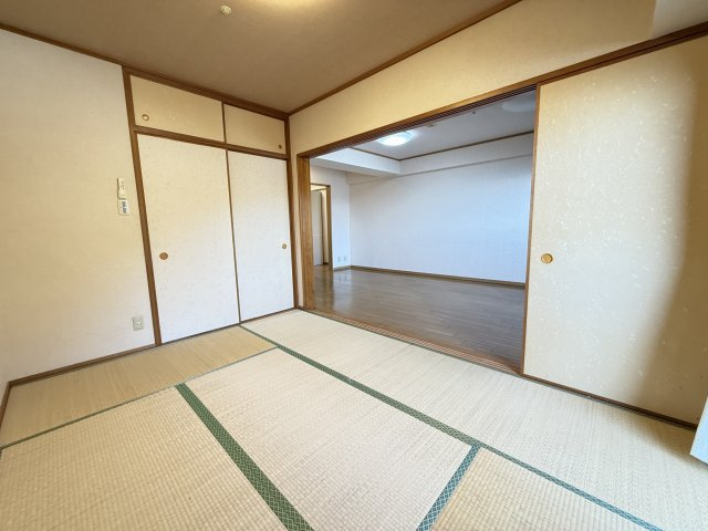 和室には押入収納を完備しており、布団や季節家電などの収納に便利な仕様です。上下に分かれた構造で整理整頓しやすくなっています。奥行きがあるため収納力も高く、生活空間をすっきりと保てます。