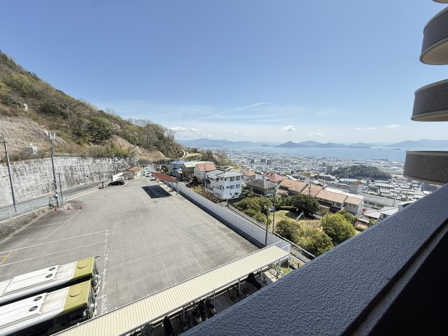 高台に位置し、開放感あふれる眺望が魅力のバルコニーからは、街並みと海を一望できる贅沢なロケーションです。天気の良い日には青空と海のコントラストが美しく、朝日や夕暮れ時の景色も魅力的です。