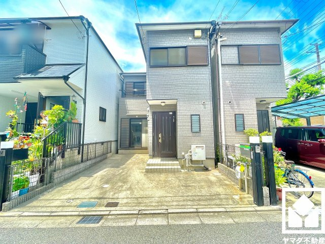 東向き・西向きの2面採光の窓から自然光を取り込む、開放感あふれるリビングです。隅々まで光が降り注ぎ、明るく心地の良い空間。