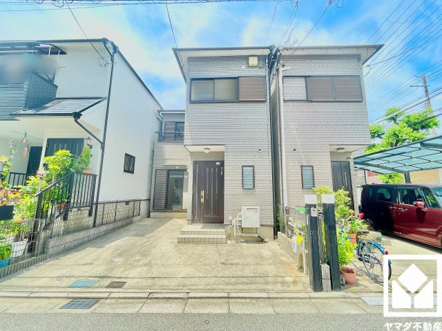 家族との時間も、自分だけの時間も心地よく過ごせる。シンプルで飽きのこない設計が、暮らしに余白をもたらします。そんな“暮らしの質”にこだわった一邸です。この住宅は、日々の暮らしをそっと支えてくれます。