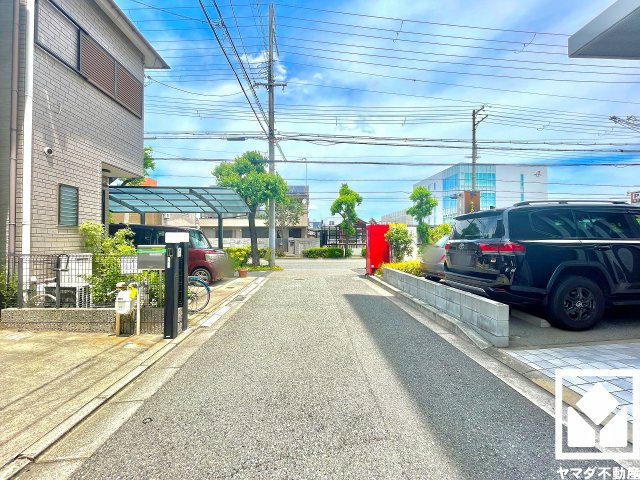 JR東海道本線「尼崎」駅まで徒歩7分、阪神本線「杭瀬」駅まで徒歩19分の立地。