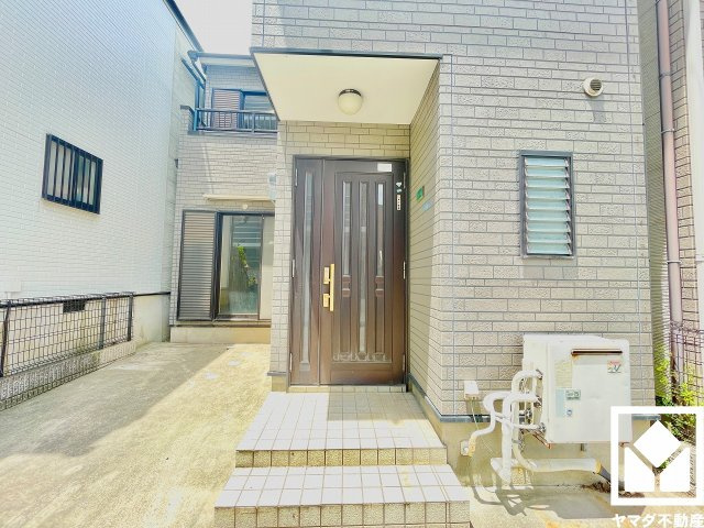 ドアや袖の窓から光が差し込み、外出時にも帰宅時にも、明るい気持ちになれる玄関です。
