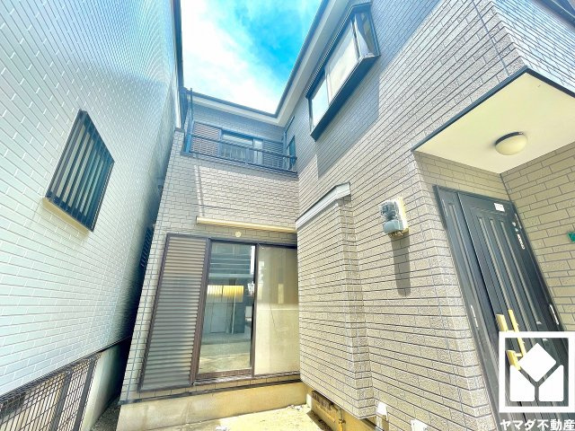 幅広のすべり台や砂場、タイヤ遊具が揃う「長洲本通公園」まで徒歩2分（約160m）。目が届きやすい広さの園内をパーゴラ付きのベンチから見守ることができる環境で、子育て世帯の方にもお勧めです。