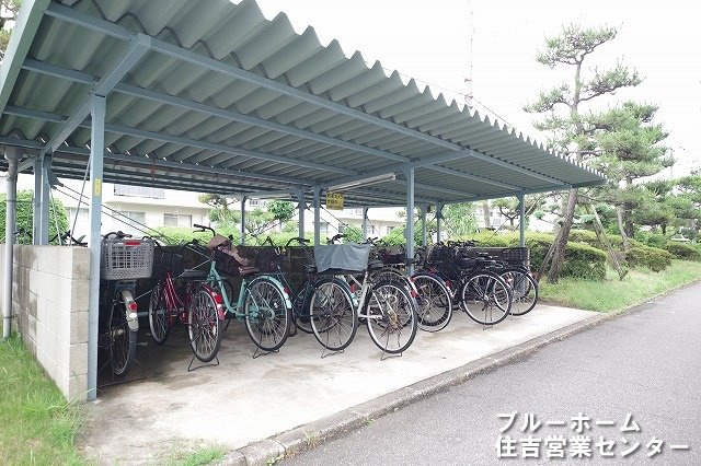 屋根付きの駐輪場です！