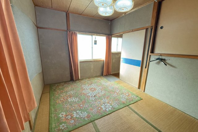 南向きの和室は明るく、落ち着いた雰囲気が魅力です。畳のぬくもりを感じられる空間で、寝室や客間としても活躍します。押入収納も備えており、布団や季節物の収納にも便利です。