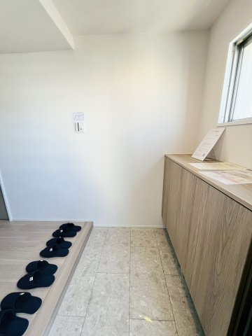 毎日通る玄関。シューズボックスの上の窓から自然な採光があるのは、角部屋ならでは。