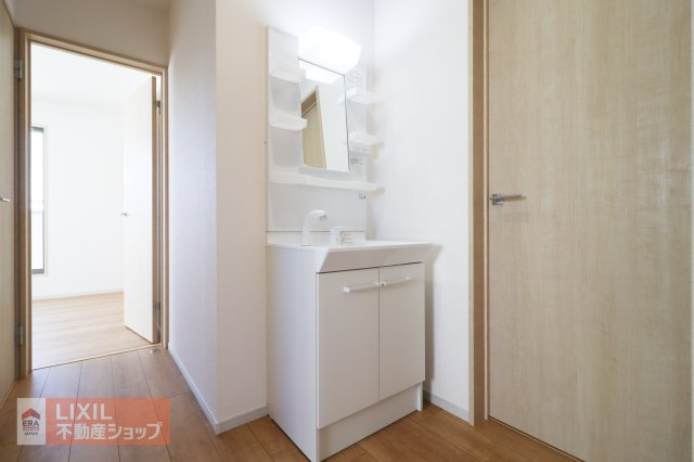 【洗髪洗面化粧台】現地完成写真。ご家族分もたっぷり収納できます！