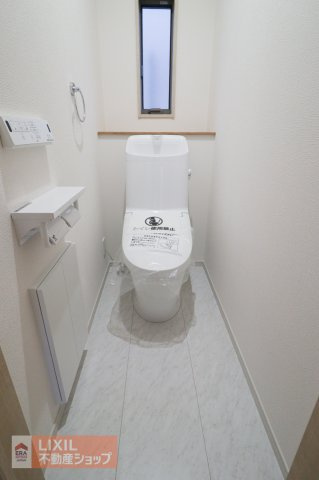 【トイレ】現地完成写真。温水洗浄暖房便座付き。