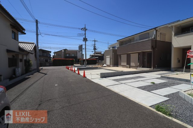【前面道路】現地完成写真。道幅や駐車など、ご確認ください。