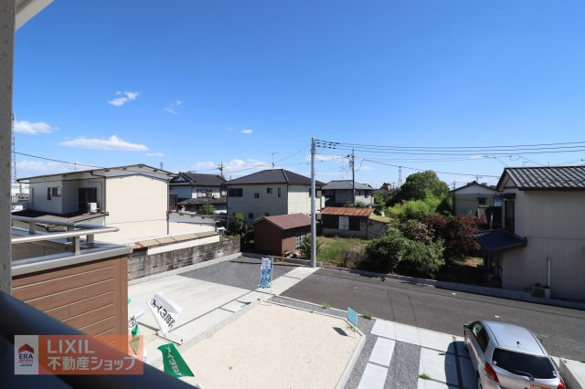 【建物からの眺望】現地完成写真。バルコニーからの景色。十分な間隔が確保されております。