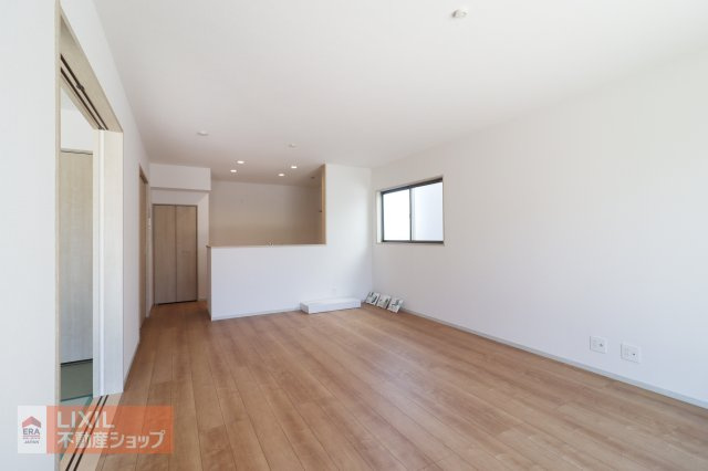 【リビングダイニング】現地完成写真。家族で過ごせるくつろぎの空間