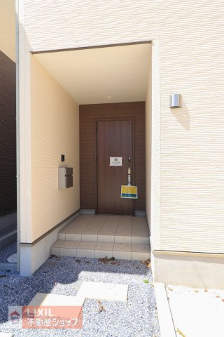 【エントランス】現地完成写真。ゆったりとした玄関。奥行きのあるポーチで雨の日も安心です。