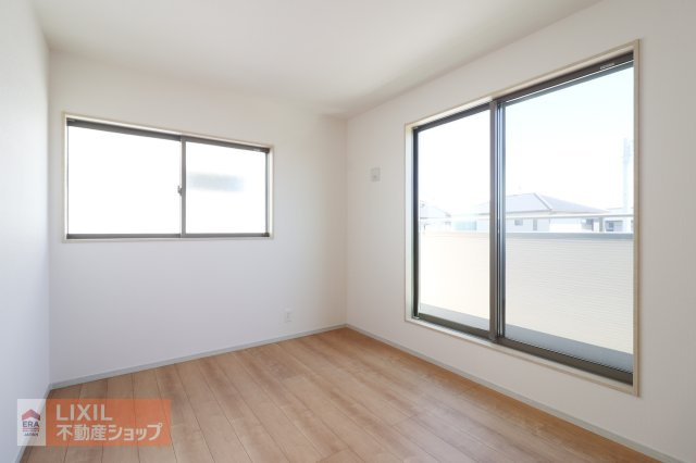 【寝室】現地完成写真。明るい採光の入る主寝室です。