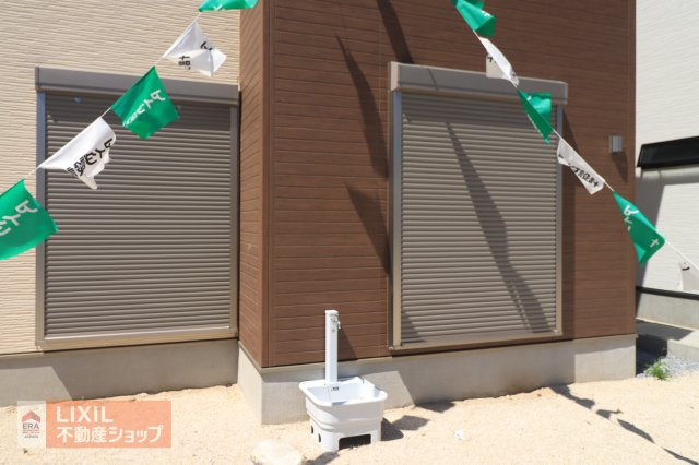 【防犯設備】現地完成写真。1階リビングには雨風の強い日にも役立つ防犯シャッターがついています。