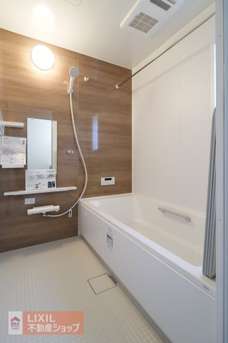 【浴室】現地完成写真。一坪風呂でお子様と一緒でもゆったりと寛げます。