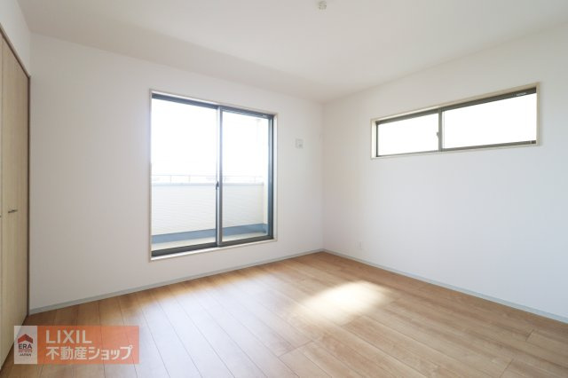【洋室】現地完成写真。陽当たりや通風が心地よい洋室♪