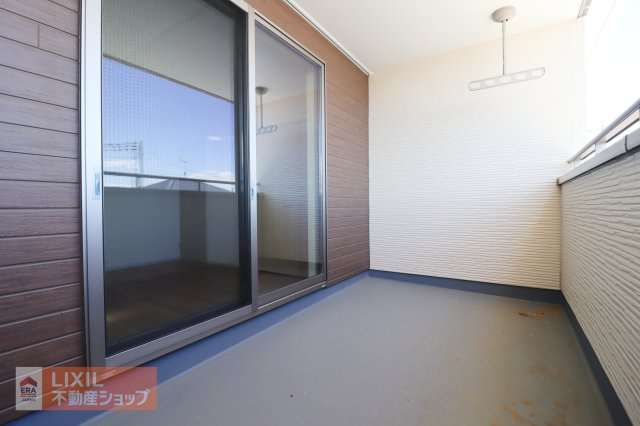 【バルコニー】現地完成写真。広々バルコニーでお布団や洗濯物がたくさん干せます♪
